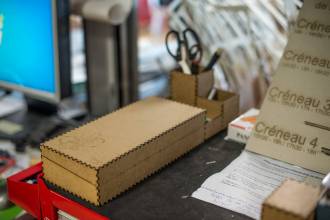 Boite a crayons, cutters, ciseaux, ...