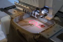 Texte simple. Utilisation de l’outil de broderie de texte intégré à la machine
