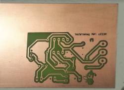 Circuit gravé au persulfate de sodium.