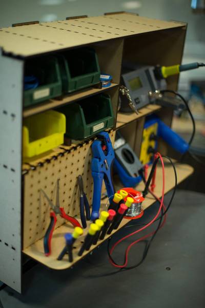 Etagère pour poste électronique.